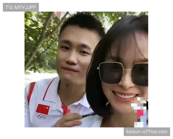 刷到吕小军的日常照,低调得像隔壁大哥,桌上那几张发票把我看傻了 刷到吕小军的日常照,低调得像隔壁大哥,桌上那几张发票把我看傻了