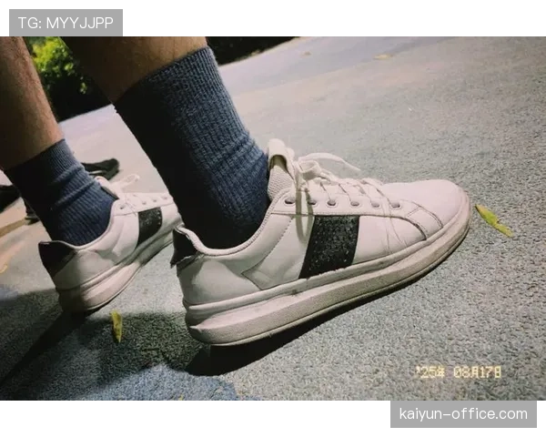 阿尔瓦雷斯深夜吃路边摊像邻家男孩,低头那双鞋的价钱把人笑到尴尬 阿尔瓦雷斯深夜吃路边摊像邻家男孩,低头那双鞋的价钱把人笑到尴尬